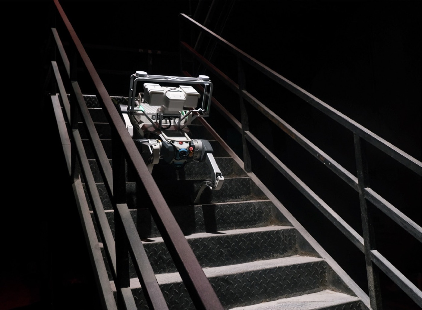 Промышленный четвероногий робот Deep Robotics X30 Pro на решётчатой лестнице